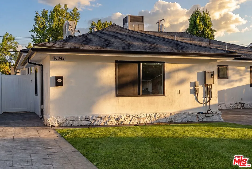 1 bed, 1.0 bath, 400 sqft, $2,000 — Photo 1