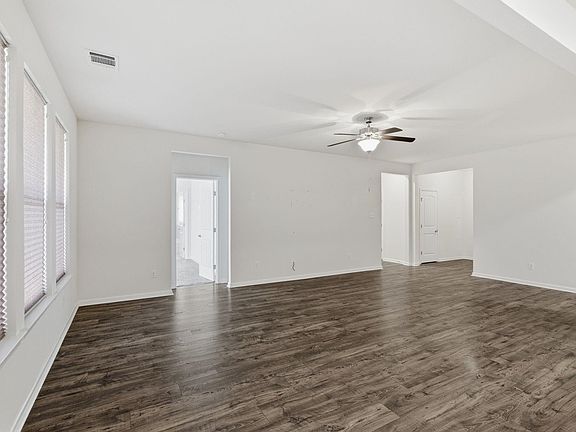 4th image of 3136 Crest Ln