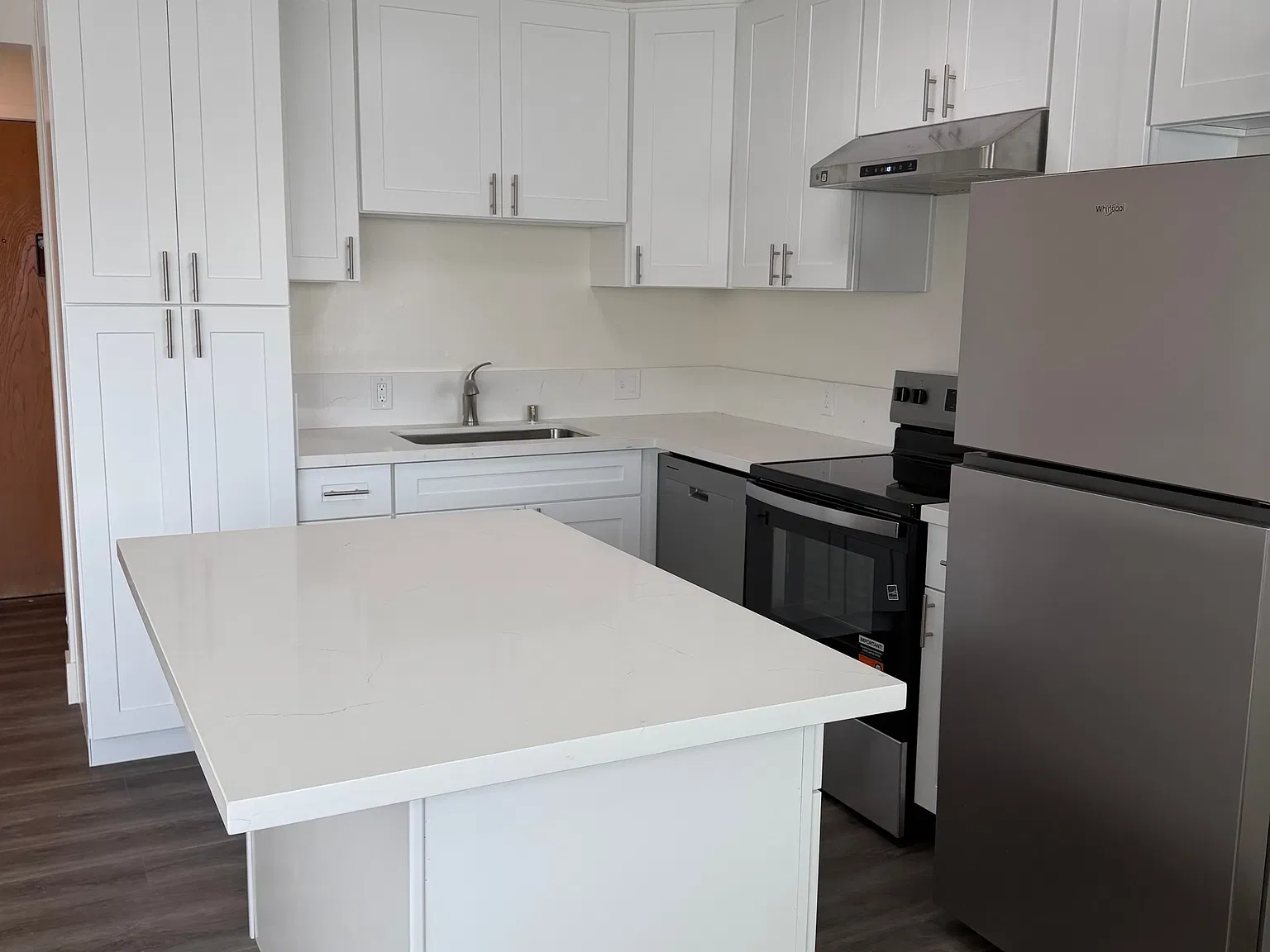 2 bed, 840 sqft, $3,295 — Photo 2