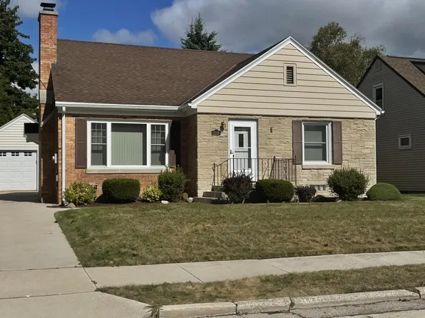 2216 Russell LANE, Manitowoc, WI 54220