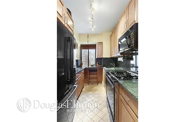 Sold by Douglas Elliman | media 18