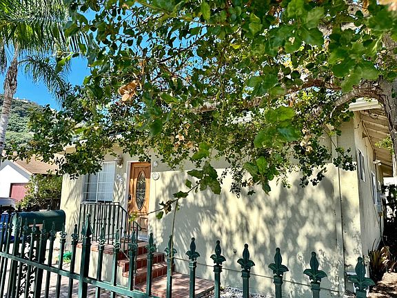 2nd image of 602 W De La Guerra St