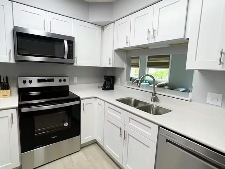 617 Rosemary Ln — Photo 6
