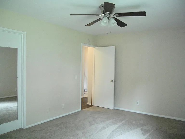 2438 Glengyle Dr — Photo 15