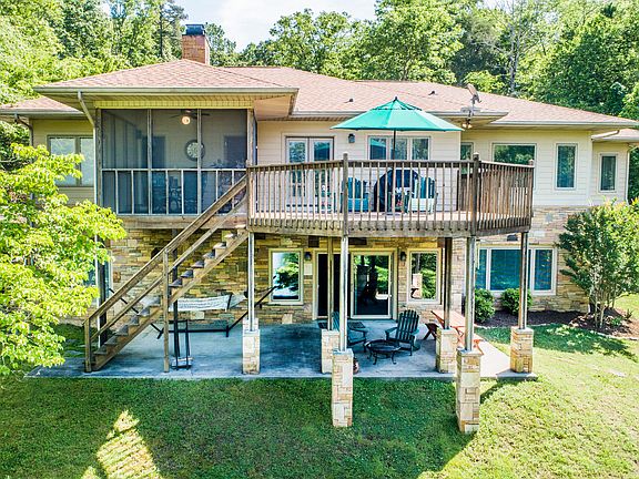 3rd image of 136 Holly Ln