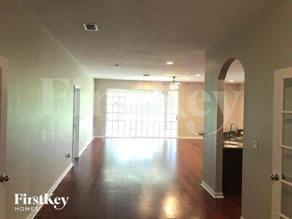3 bed, 2.0 bath, 2208 sqft, $2,030 — Photo 2