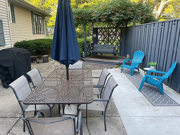 4th image of 924 W Saint Marys Ct