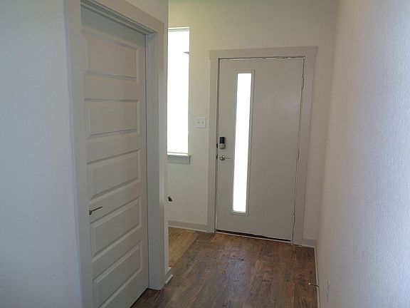 4th image of 1090 Scarborough Way