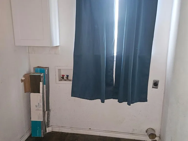 907 Neches St — Photo 13
