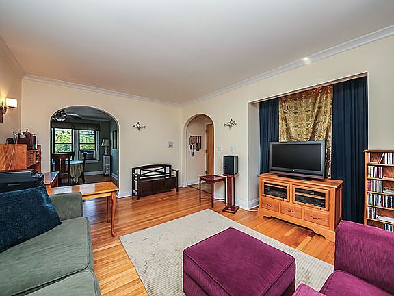 4th image of 1534 W Fargo Ave APT 3S