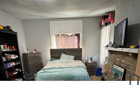 4th image of 221 Meredith St #1