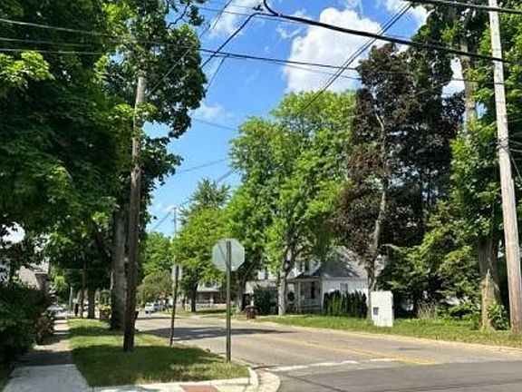 Exterior Neighborhood (street photo)