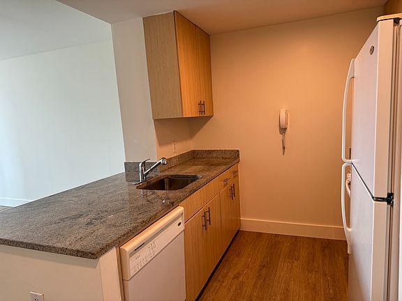 3rd image of 510 W 52nd St APT 17M