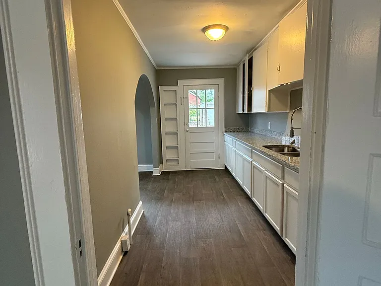 703 Louise St #703 — Photo 3
