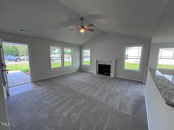 4th image of 215 Lotus Ave