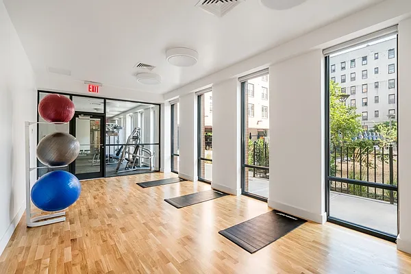 Rented by Lisa Management | media 23