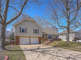 6514 Cottonwood Dr, Shawnee, KS 66216