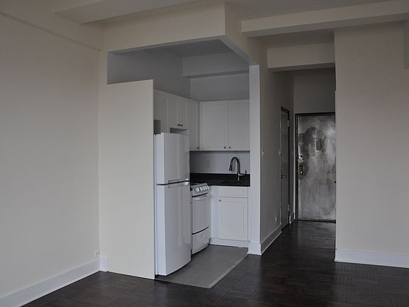2nd image of 153 W 71st St