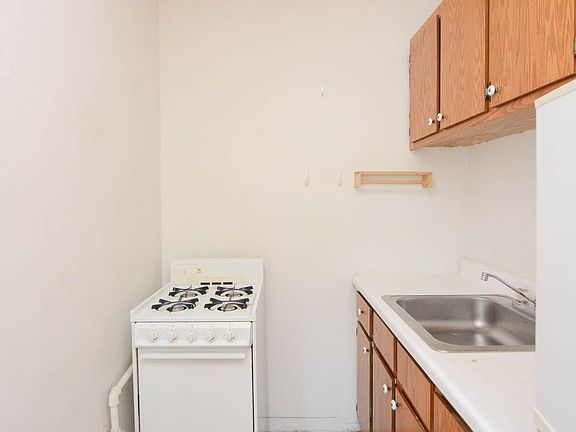 2nd image of 4060 N Kenmore Ave APT 304