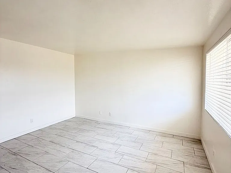 622 N B St — Photo 3