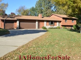 5509 Twin Knolls Dr, Cedar Rapids, IA 52411