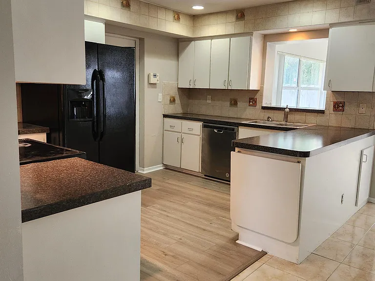 603 Powell St — Photo 4