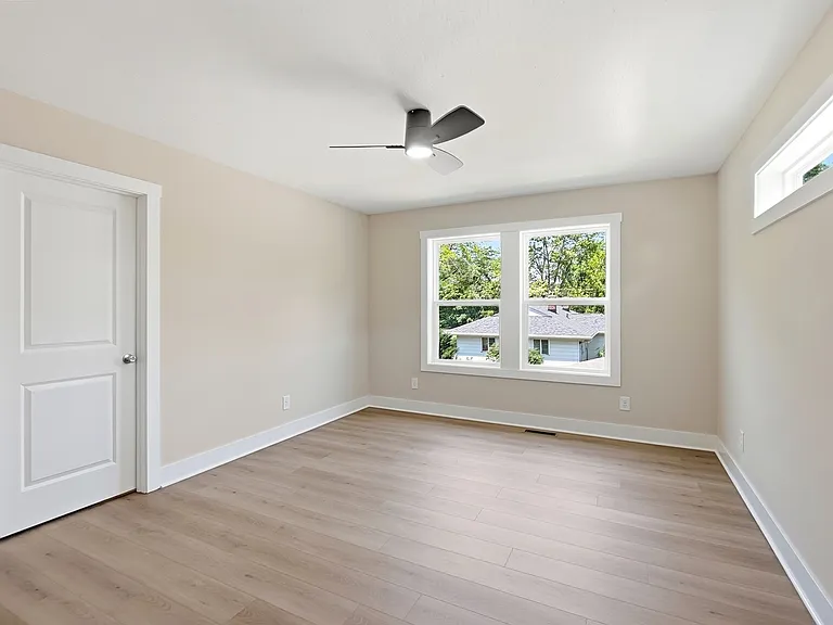 Large 2nd floor bedroom 
Direct access to second bathroom