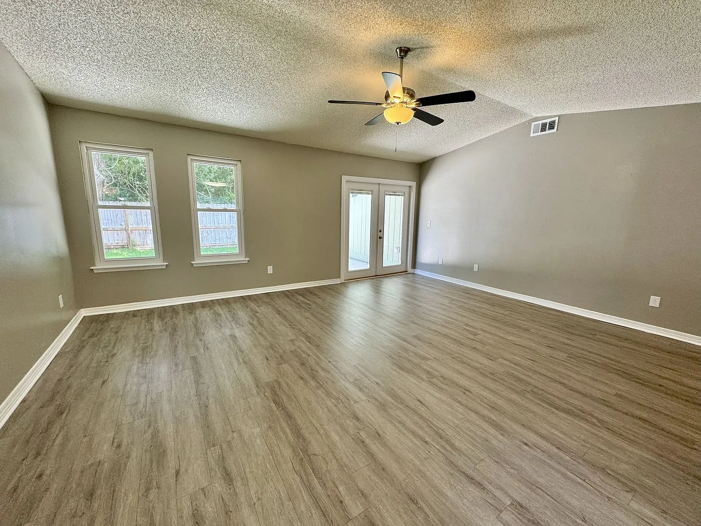 Updated 3BR/2BA Mandarin Home w/ Fenced Yard — Photo 3