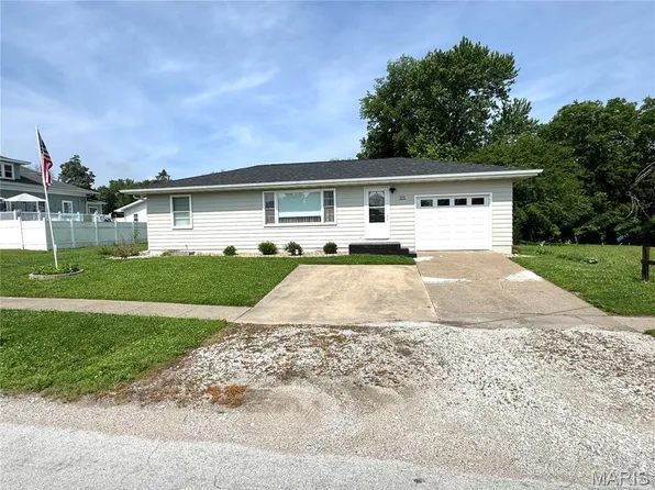 305 N 7th St, La Grange, MO 63448