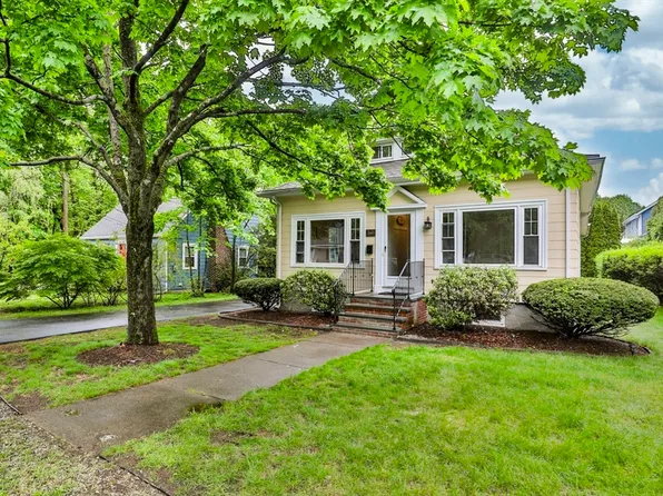 17 Meriam St, Wakefield, MA 01880