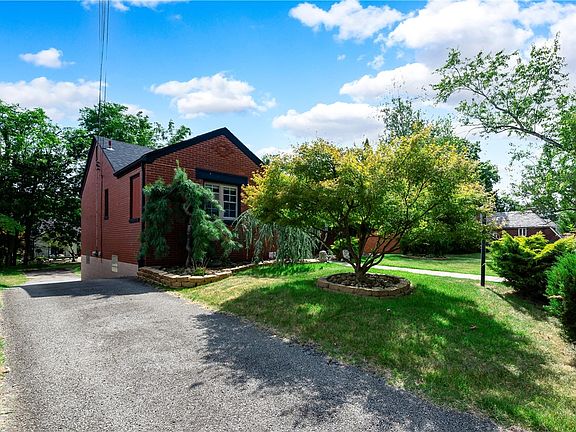 3rd image of 708 Harden Dr
