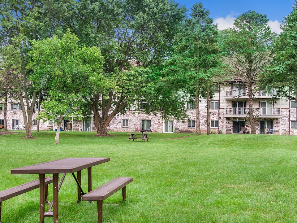 Valley View Apartments Courtyard With Picnic Tables