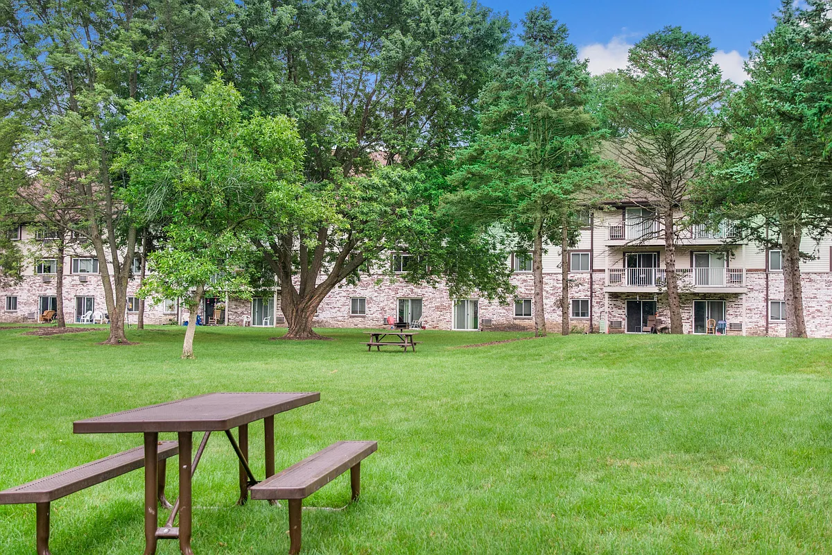 Valley View Scenic Community Courtyard - Valley View Apartments
