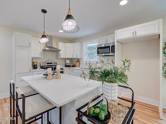 5th image of 1010 Adelaide Drive