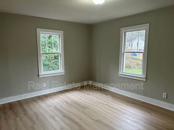 4th image of 222 N 15th St
