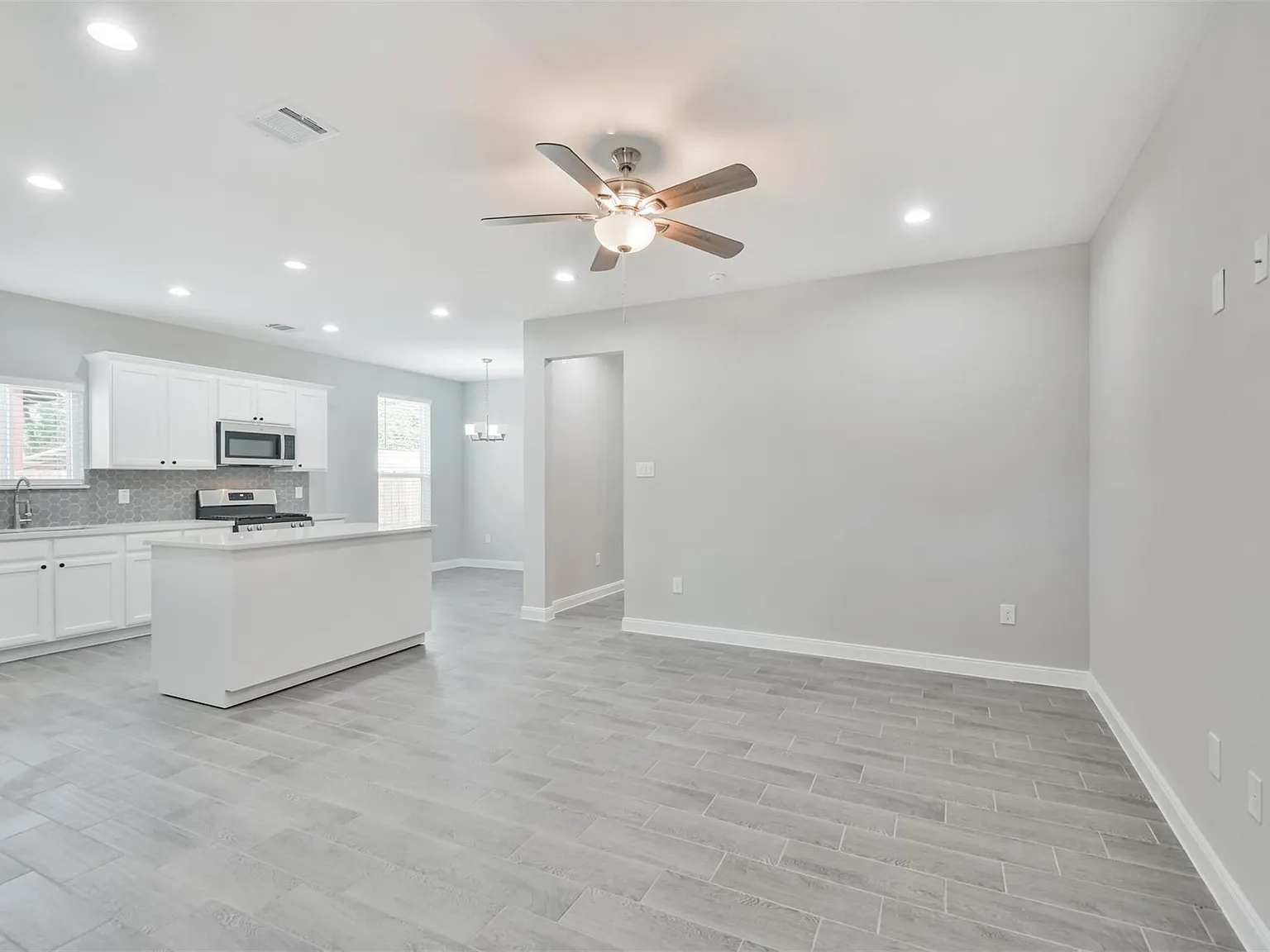 3 bed, 2.0 bath, 1304 sqft, $1,750 — Photo 4