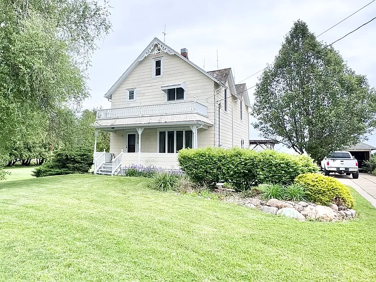 1016 Pleasant St — Photo 1