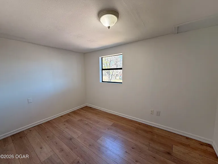 1013 E Broadway St — Photo 4