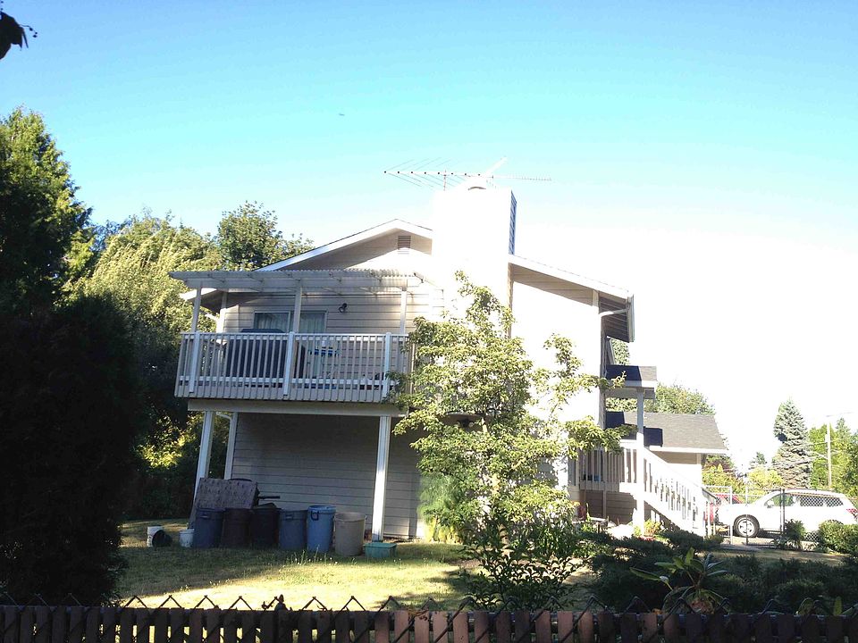 2nd image of 10002 Roosevelt Way NE