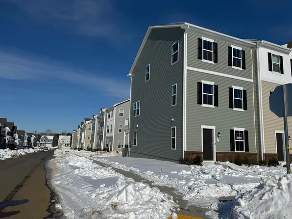 7 Short Branch Dr, Ranson, WV 25438