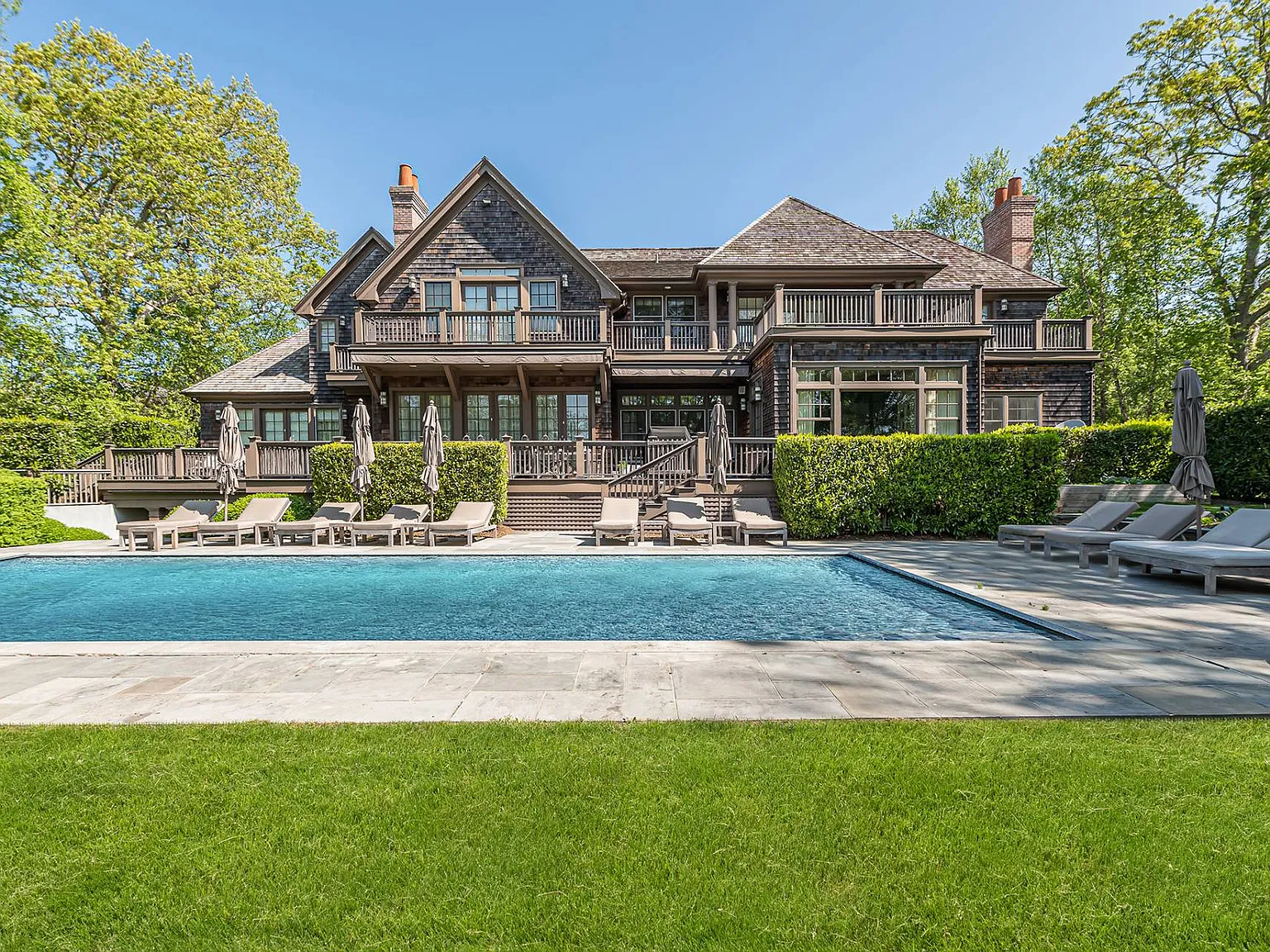 Pristine, Designer-furnished, south-facing, in Bridgehampton — Photo 2
