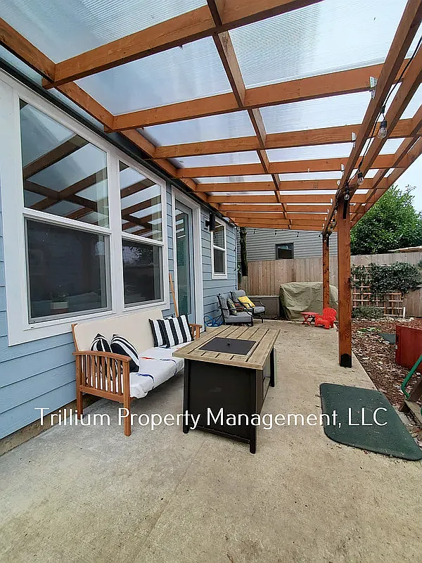 Photo 2 of 12 - 133 SE 55th Ave #B - Portland, OR Building Photo - 133 SE 55th Ave #B