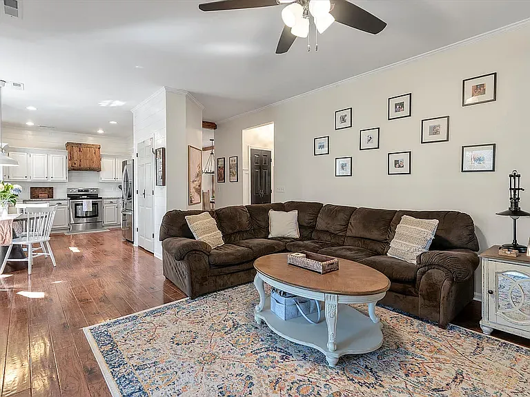 1927 Oak Tree Ln — Photo 8