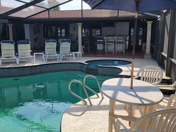 Pool-Spa-Outdoor Bar and Grill