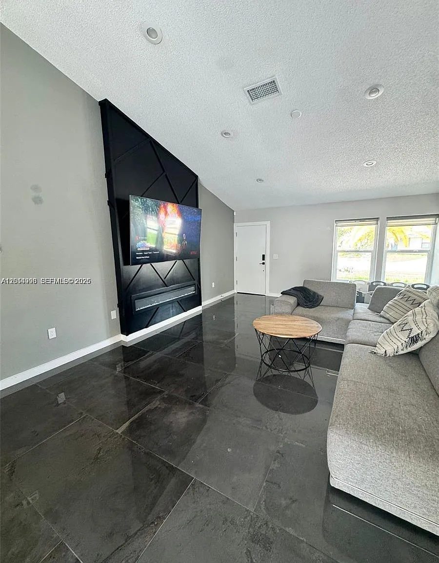 4 bed, 3.0 bath, $3,500 — Photo 3