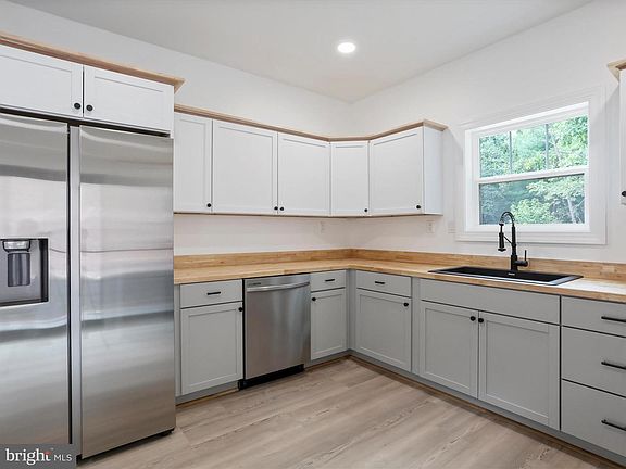 3rd image of 393 Victory Ln