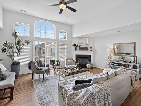 5th image of 853 Mission Ave