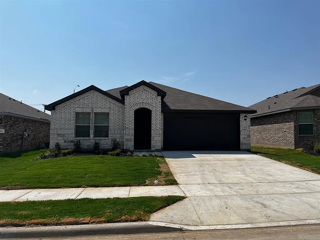 4 bed, 2.0 bath, 1860 sqft, $2,500 — Photo 2