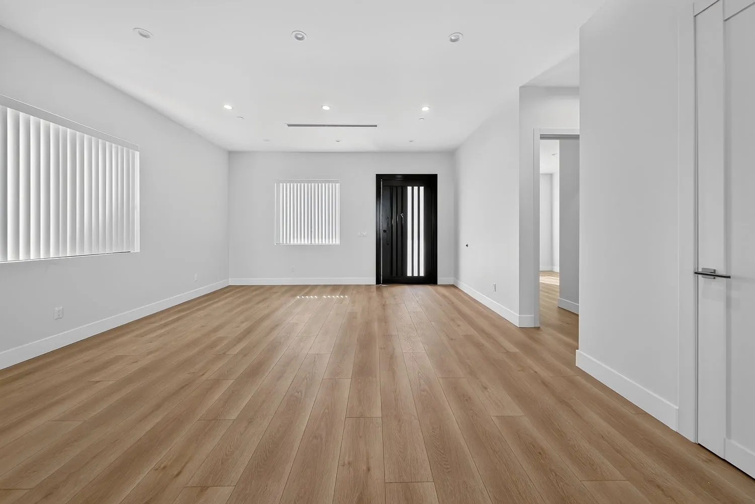 4 bed, 2700 sqft, $5,500 — Photo 2