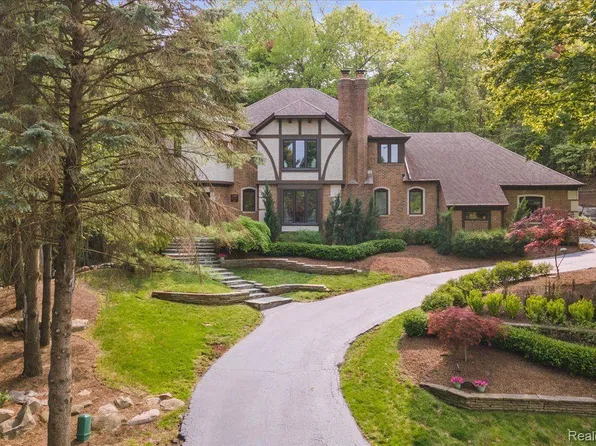 1289 Water Cliff Dr, Bloomfield Hills, MI 48302